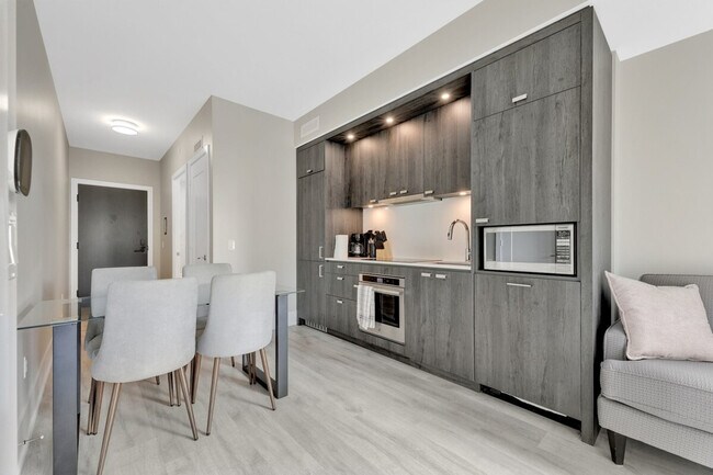 Photo - 438 Wellington St W Unit ID1050761P