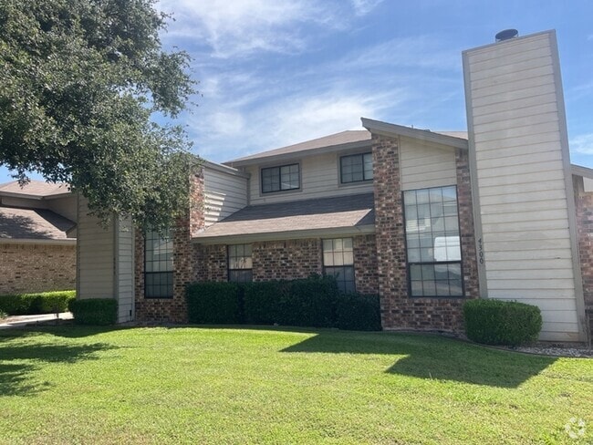 Building Photo - Corner lot Townhouse with yard! fireplace,...