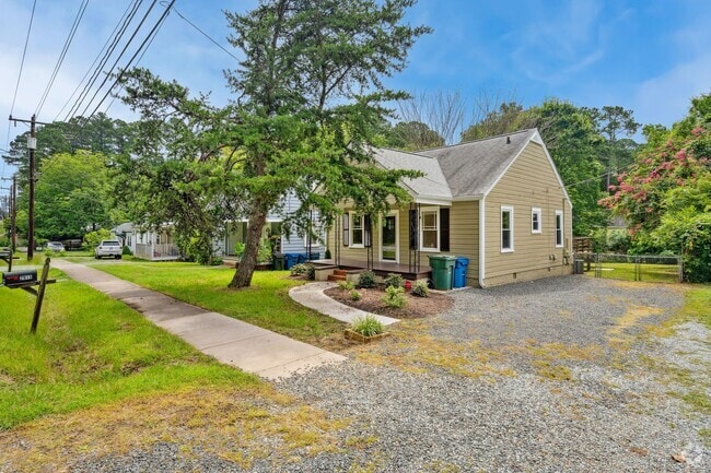 Building Photo - Charming 2 Bedroom 1 Bath Home With Home O...