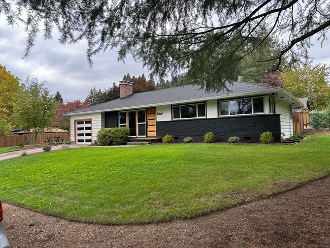 Photo - GORGEOUS RANCH STYLE HOME ON HUGE MANICURED LOT IN GARDEN HOME IN SW PORTLAND