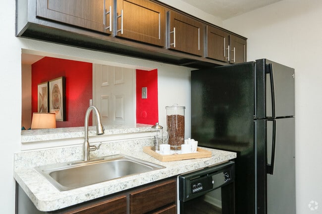 1BR, 1BA - 632SF - Kitchen