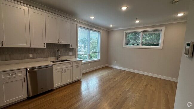 Building Photo - 104 Warren St Rental