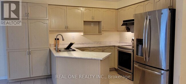 Photo - 749 Bur Oak Ave