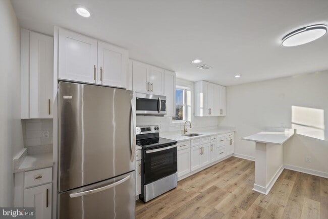 Photo - 555 S Marlyn Ave