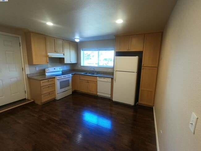 Building Photo - 279 Estabrook St Unit C Rental