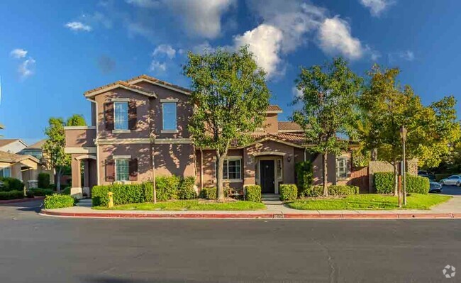 Building Photo - Gorgeous Town Home Available to Move In Now