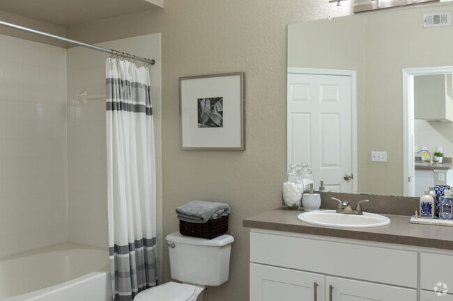 1BR, 1BA - 839SF -7855 E Fletcher Ave Tampa, FL 33637