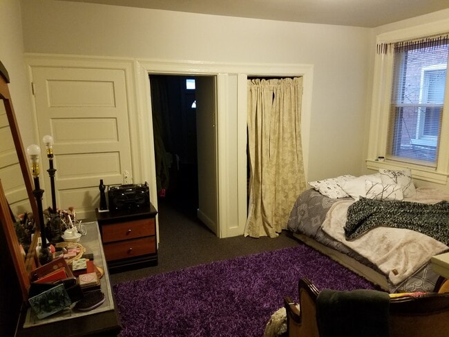 Los estudiantes que asisten a la Escuela Intermedia Davis pueden aprender a jugar al fútbol. - 338 Joncaire St Unidad 1