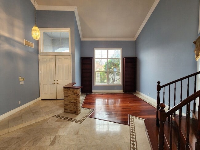 Photo - Entertainers Delight with minutes of shopping and restaurants