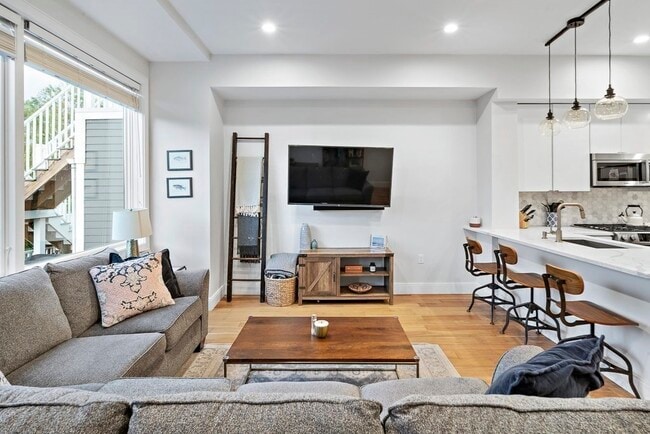 Photo - 303 Sumner St Unit 3R