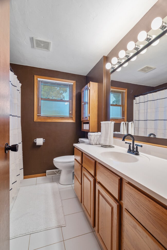 Photo - 1253 Roscoe St