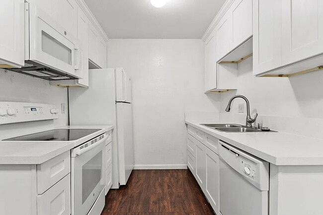 Building Photo - Trophy condo situated in guard-gated commu... Unit U44