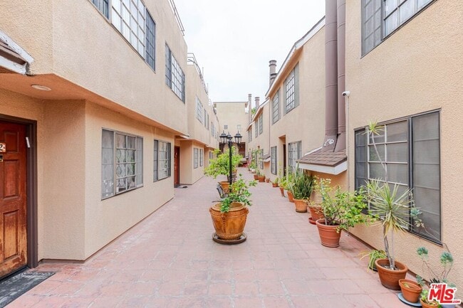 Photo - 5820 Yolanda Ave Unidad 5