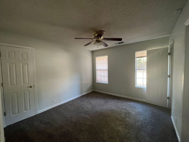 Building Photo - Quiet Neighborhood!