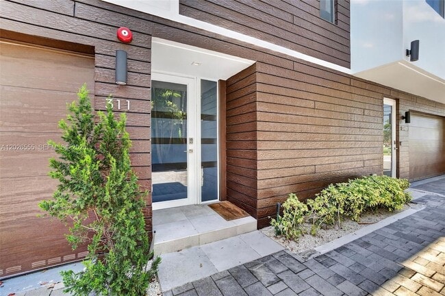 700 NE 14th Ave
