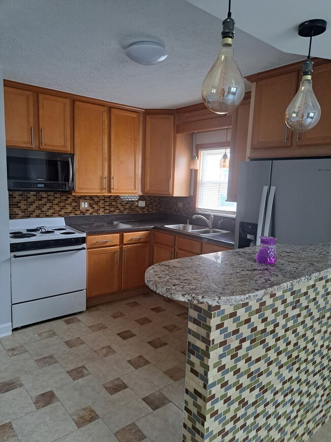 Photo - 2037 Calumet Ave