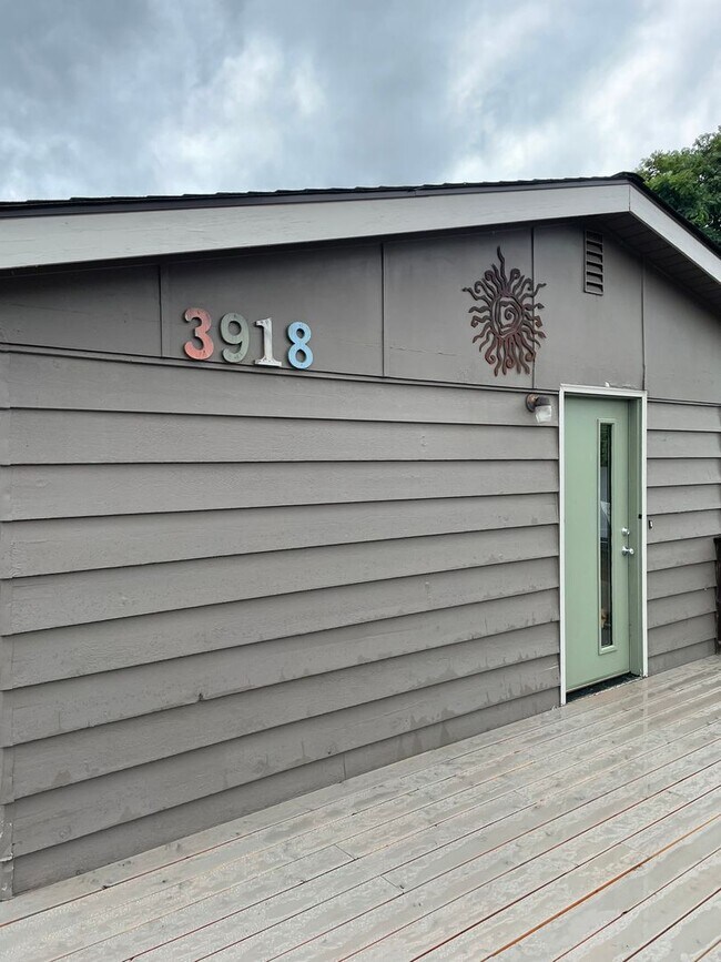 Photo - 3 Bed, 2 Bath, 2 Livingroom's with VIEW