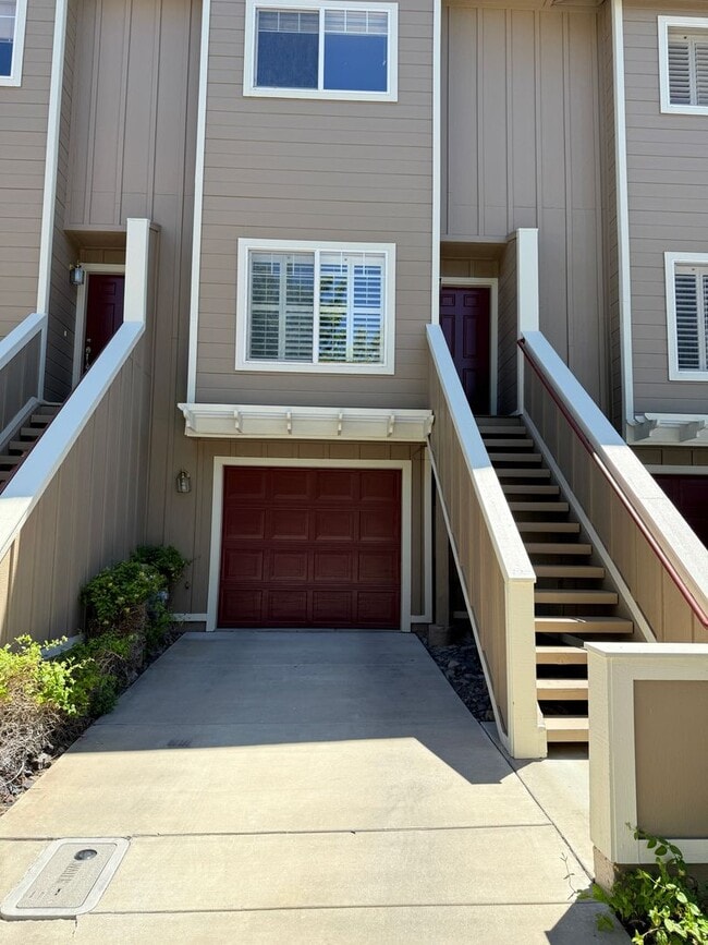 Building Photo - Great Townhome 2 bed 2 1/2 bath 2 car tandem garage.