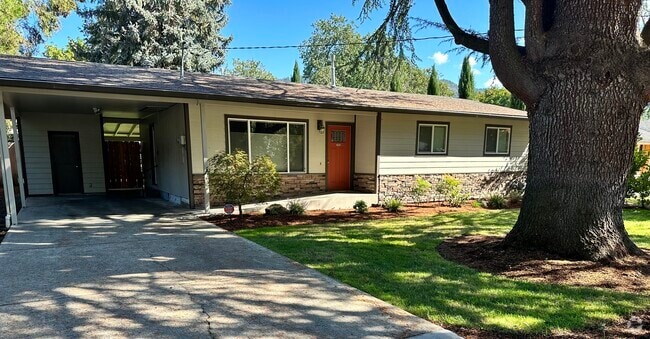Building Photo - 1061 SE Clarey Ave Rental