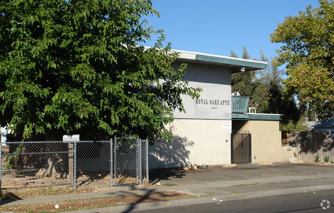 Photo - Royal Oaks Apartmemts