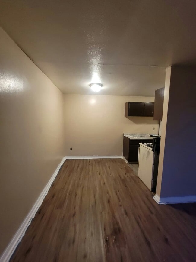 Building Photo - 14815 Euclid Ave Unit 304