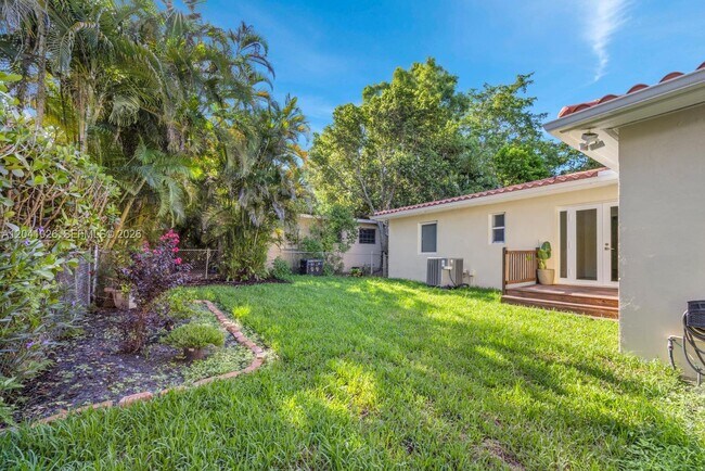 Photo - 829 Medina Ave