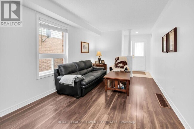 Photo - 15 Ridgemore Crescent
