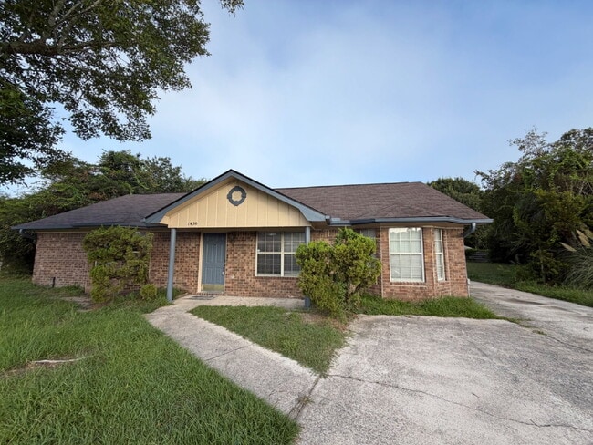 Building Photo - House for Rent
