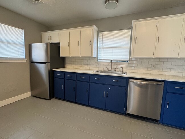 Photo - 1916 SW E Ave