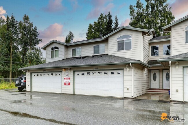 Building Photo - Amberwood Park: Homey Townhouse with Fence...