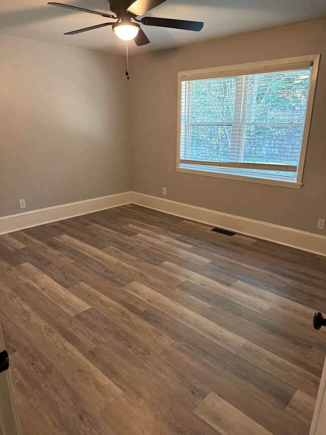 Photo - 230 Leemar Pl