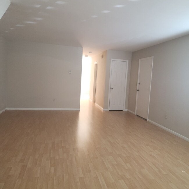 Photo - UTC Duplex 1475 Sq Ft 3 bedroom 1.5 ba woo...