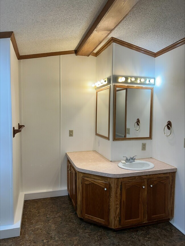 Photo - 637 Parmenter Rd