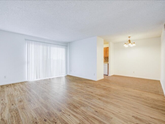 Building Photo - $400 OFF FIRST MONTH'S RENT!*