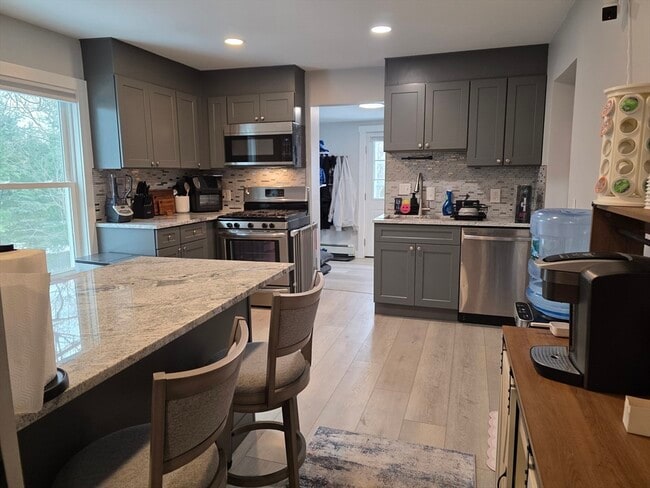 Building Photo - 1081 Main St Unit L