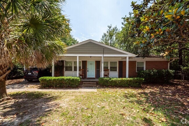 Building Photo - 3 Bedroom 2 Bath Home in West Ashley Plant...