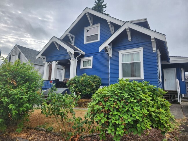 Building Photo - Updated Apartment Unit B