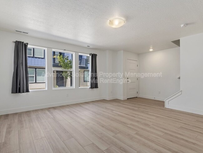 Photo - 142 Amboise Ct