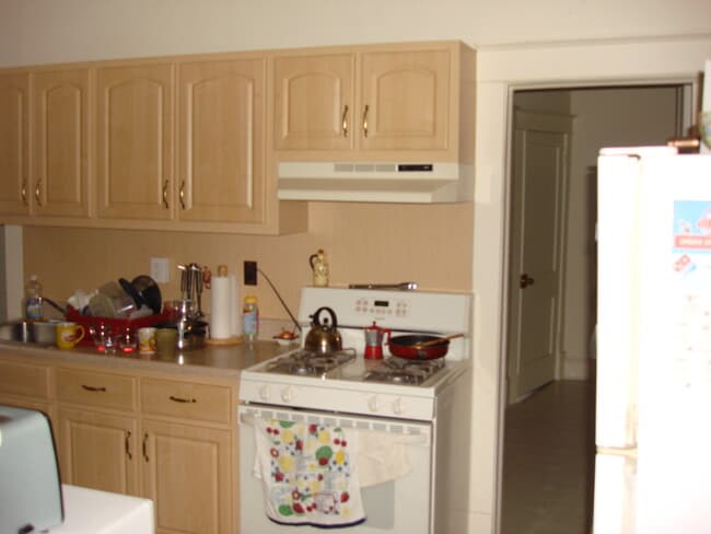 Kitchen - 218 Denison St Unit 216 B