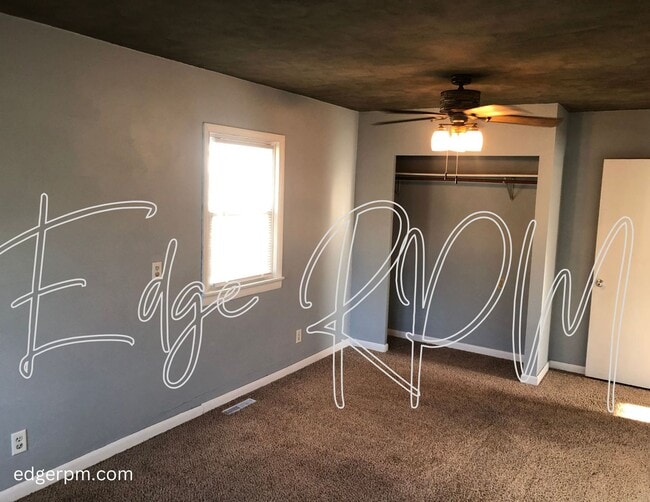 Photo - 4 bed/2 bath with 2nd Living room!