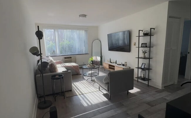 Building Photo - 3815 N Pine Grove Ave Unit 3825-201