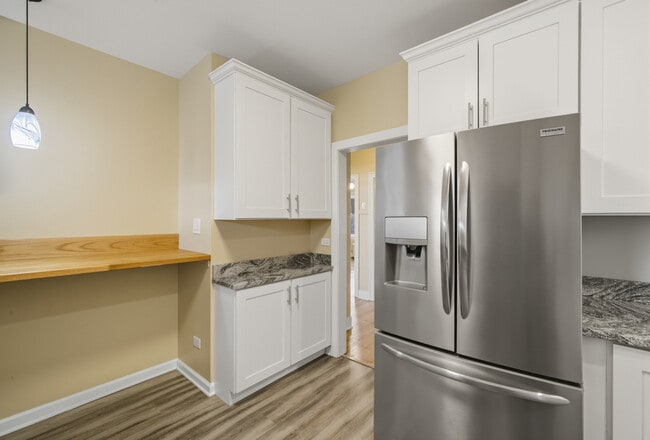 Photo - 4831 W Roscoe St