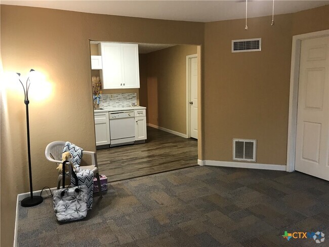 Building Photo - 4841 TX-35 Unit 101 Rental