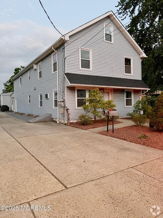 Building Photo - 33 Lower Main St Rental