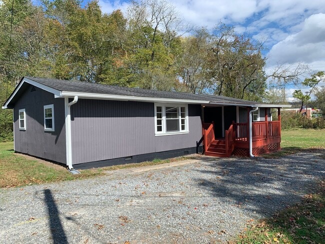 Brevard 3 Bedroom Close to Town - Brevard 3 Bedroom Close to Town House