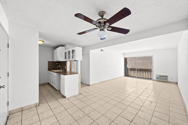 Photo - 18620 Hatteras St Unidad 274 Rental