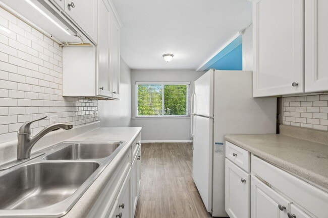 Building Photo - 550 Harding Plz Unit E113