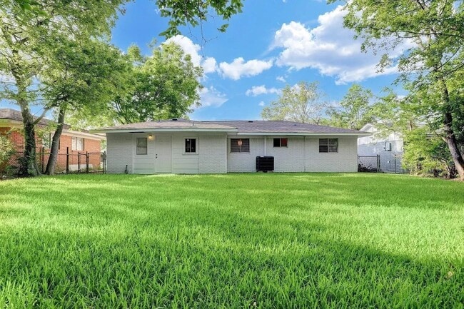 Photo - 207 Plum St