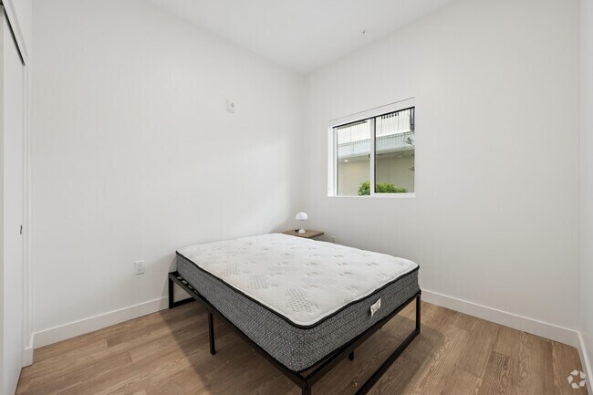 5BR, 5BA - Unit 104 - Bedroom - 626 N Wilton Pl