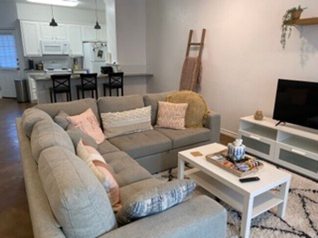 Building Photo - Inner-Bubble Living — Steps from Baylor University